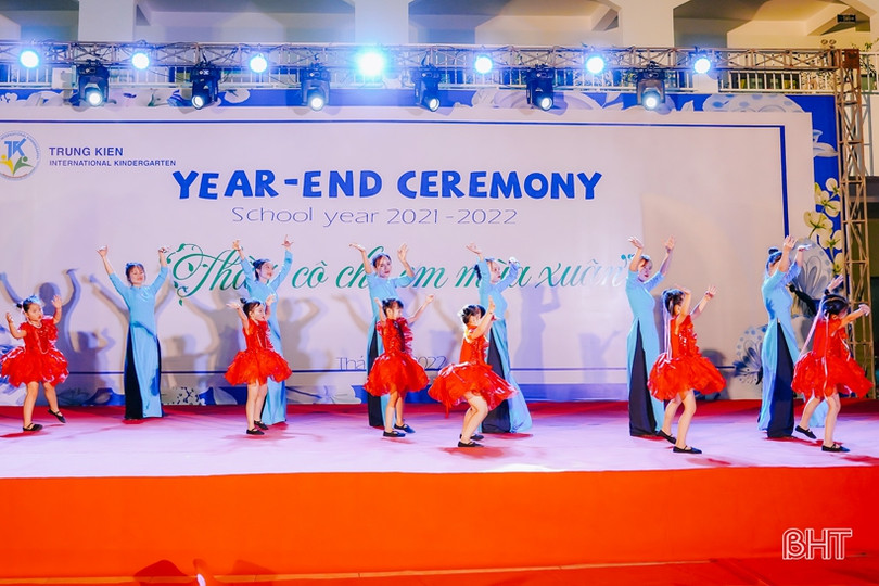 Trường Mầm non Trung Kiên trao chứng chỉ hoàn thành bậc học mầm non cho gần 100 học sinh