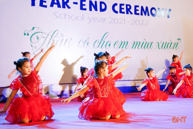 Trường Mầm non Trung Kiên trao chứng chỉ hoàn thành bậc học mầm non cho gần 100 học sinh