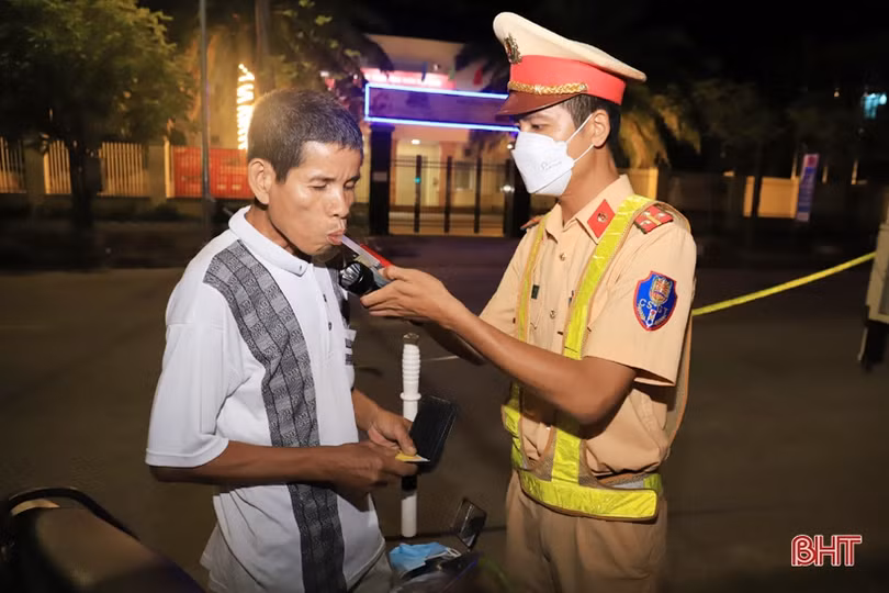 Công an Hương Sơn ra quân xử phạt vi phạm an toàn giao thông