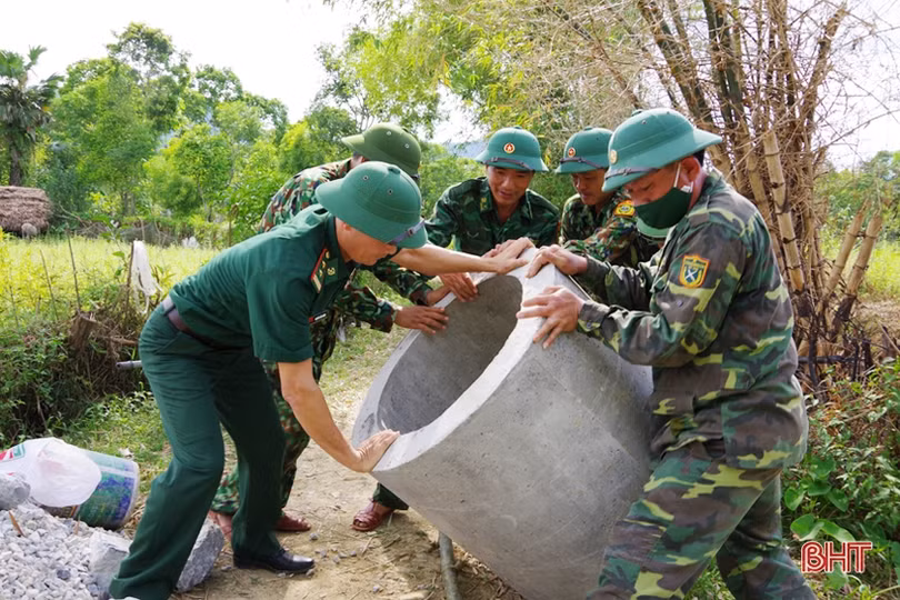 40 chiến sỹ quân hàm xanh “3 cùng” với người dân thôn biên giới Hà Tĩnh xây dựng nông thôn mới