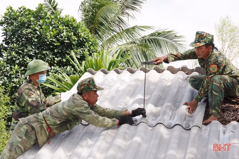 40 chiến sỹ quân hàm xanh “3 cùng” với người dân thôn biên giới Hà Tĩnh xây dựng nông thôn mới