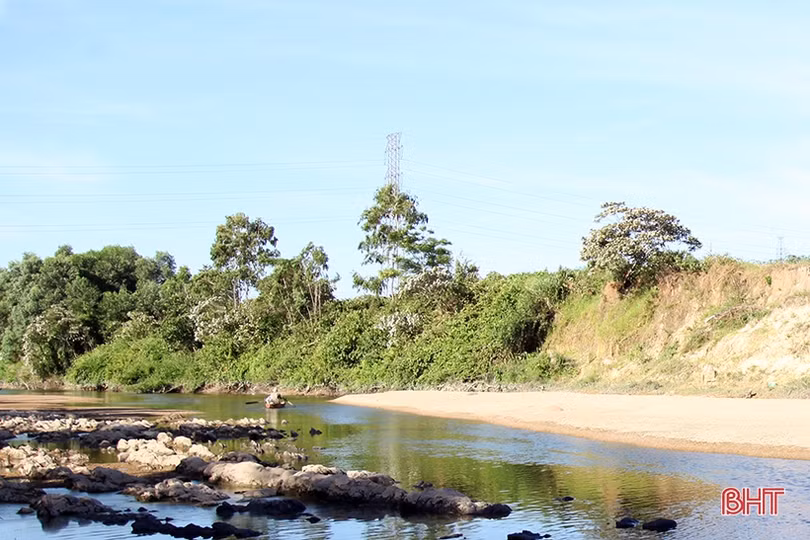 Bờ sông Rác sạt lở nghiêm trọng đe dọa hàng chục ha đất nông nghiệp ở Cẩm Xuyên