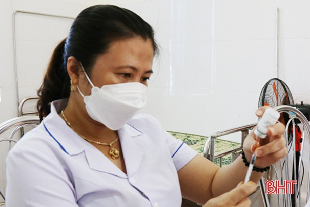 Khẩn trương tiêm mũi 3 vắc-xin phòng COVID-19 cho trẻ 12 tuổi đến 17 tuổi ở Hà Tĩnh