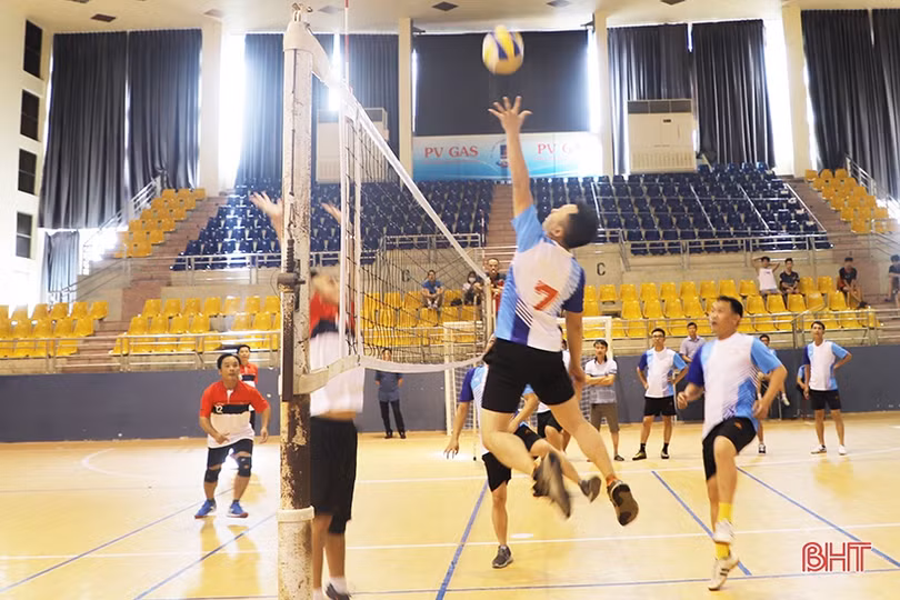 16 đội thi đấu tham gia Giải Bóng chuyền Khối Kinh tế - Kỹ thuật Hà Tĩnh năm 2022