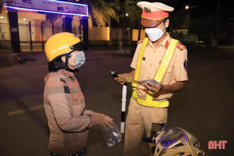 Công an Hương Sơn ra quân xử phạt vi phạm an toàn giao thông