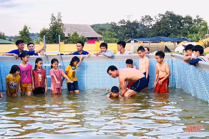 Huyện Hương Sơn nỗ lực phổ cập bơi cho học sinh dịp hè