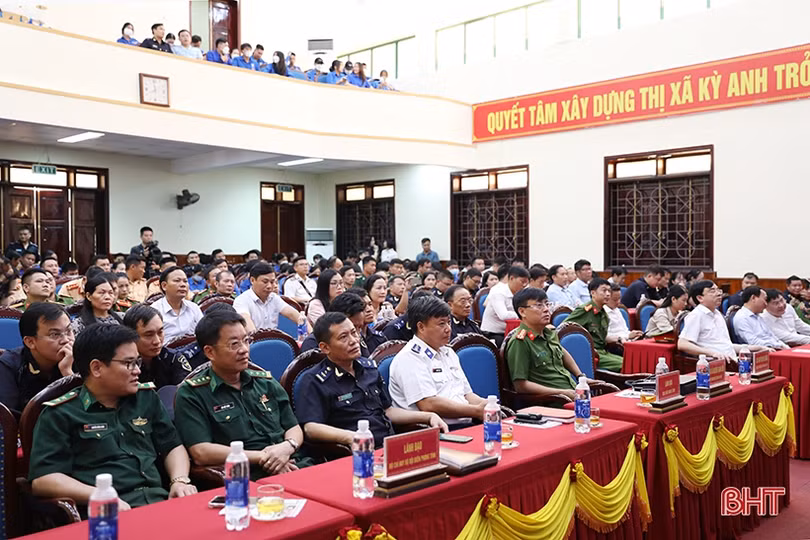 Mỗi cán bộ, người dân cần nâng cao nhận thức về hiểm họa ma túy với cộng đồng