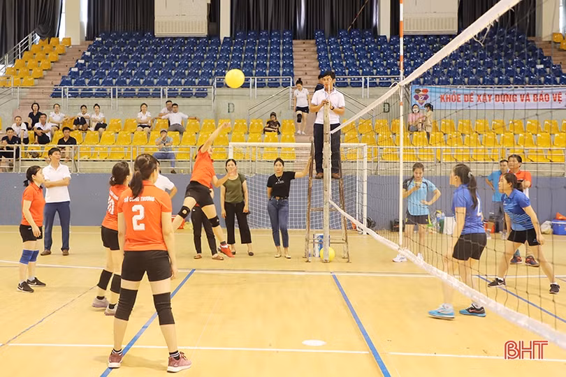 16 đội thi đấu tham gia Giải Bóng chuyền Khối Kinh tế - Kỹ thuật Hà Tĩnh năm 2022