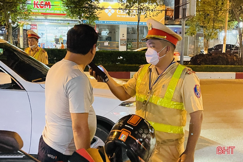 Công an TP Hà Tĩnh “mạnh tay” xử lý lái xe vi phạm nồng độ cồn ảnh 4 Công an TP Hà Tĩnh “mạnh tay” xử lý lái xe vi phạm nồng độ cồn