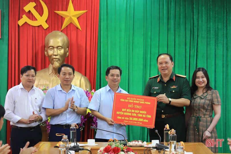 Tổng cục Công nghiệp Quốc phòng trao hỗ trợ Quỹ Đền ơn đáp nghĩa Hương Sơn