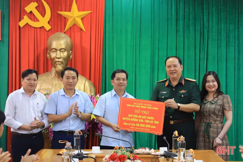 Tổng cục Công nghiệp Quốc phòng trao hỗ trợ Quỹ Đền ơn đáp nghĩa Hương Sơn