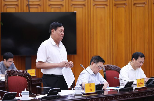 Thủ tướng: Đánh giá chính xác thực trạng, tiếp tục triển khai các giải pháp bảo đảm thuốc và nhân lực y tế - Ảnh 3. Thủ tướng: Bảo đảm thuốc và nhân lực y tế, bảo vệ tính mạng, sức khỏe người dân với trách nhiệm cao nhất