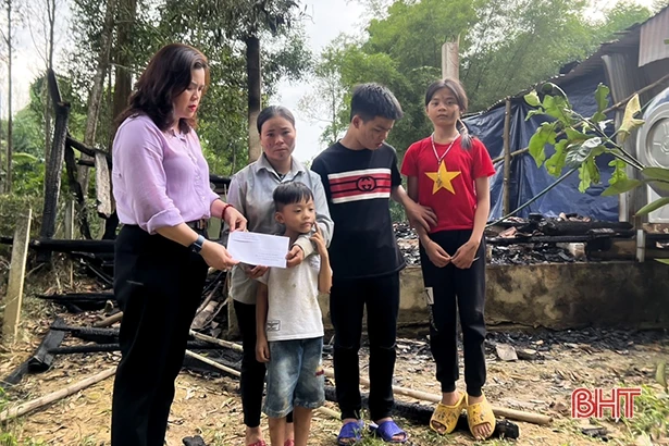 Hội Phụ nữ Hà Tĩnh ở CHLB Đức tặng quà cho 25 hoàn cảnh đặc biệt khó khăn