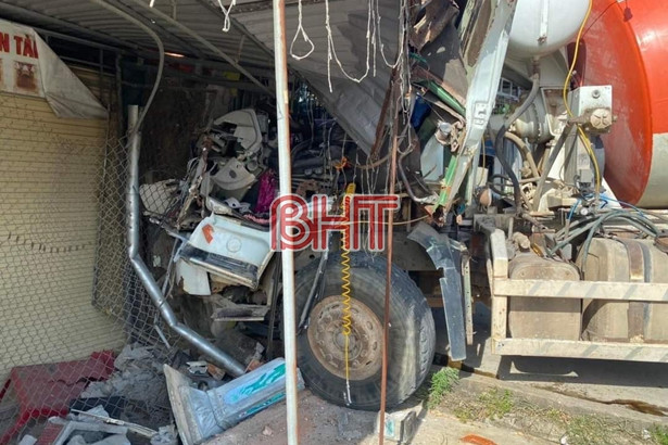 Xe bồn mất lái lao vào tiệm trà chanh ở huyện Kỳ Anh