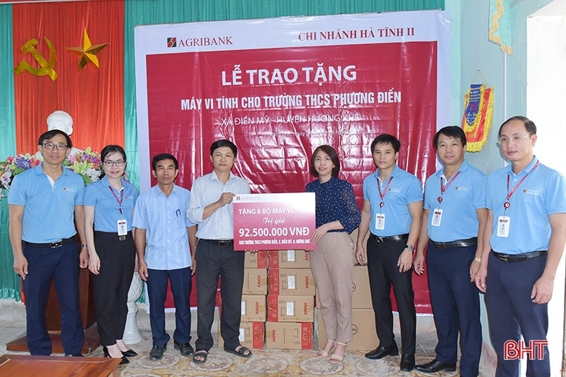 Agribank Hà Tĩnh II hỗ trợ xây nhà tình nghĩa, trao máy tính ở Hương Khê