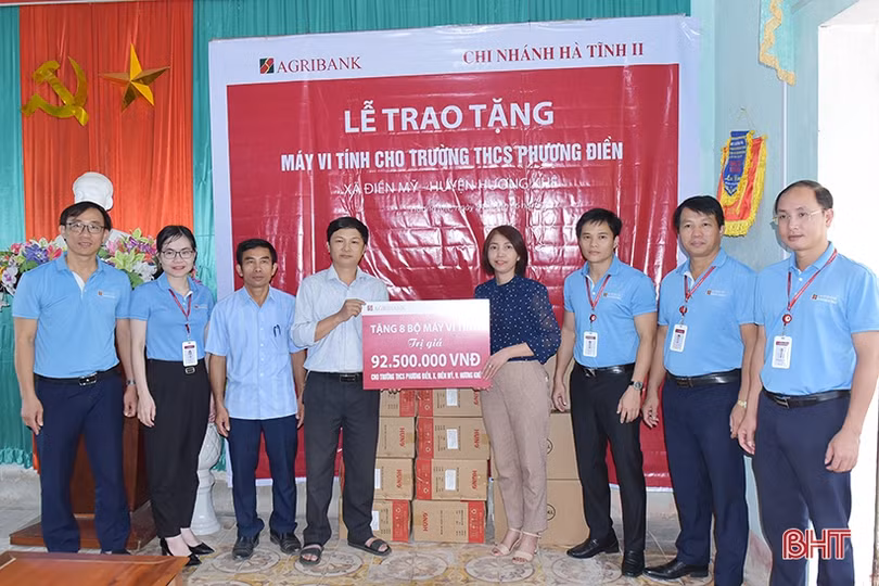 Agribank Hà Tĩnh II hỗ trợ xây nhà tình nghĩa, trao máy tính ở Hương Khê