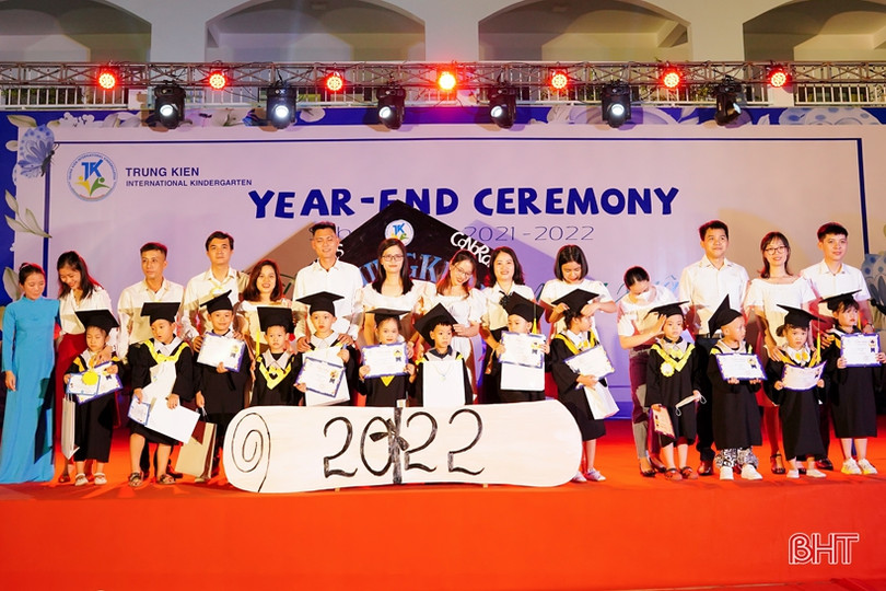 Trường Mầm non Trung Kiên trao chứng chỉ hoàn thành bậc học mầm non cho gần 100 học sinh