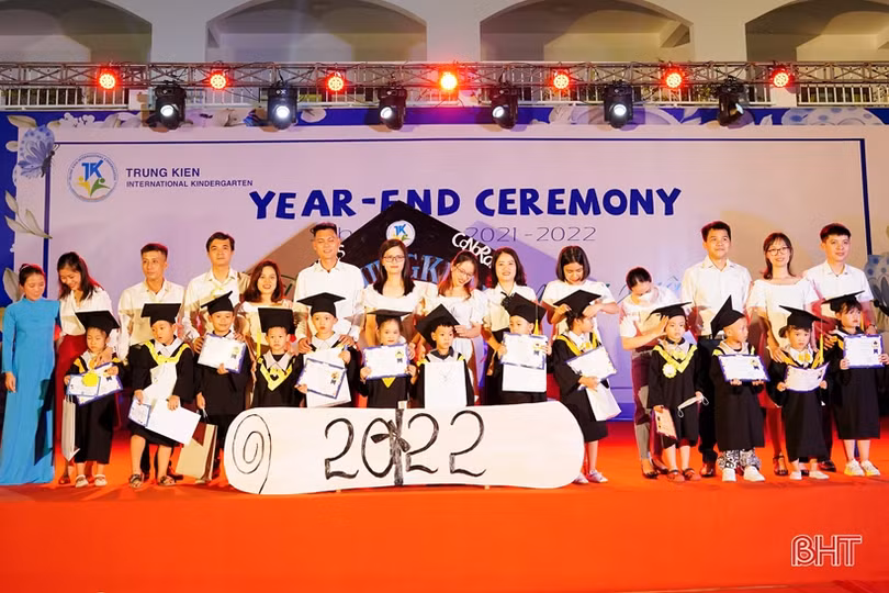 Trường Mầm non Trung Kiên trao chứng chỉ hoàn thành bậc học mầm non cho gần 100 học sinh