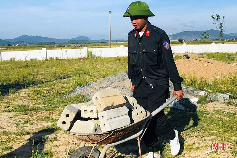 Tiểu đoàn 2 Cảnh sát cơ động giúp người dân xây dựng NTM, đô thị văn minh