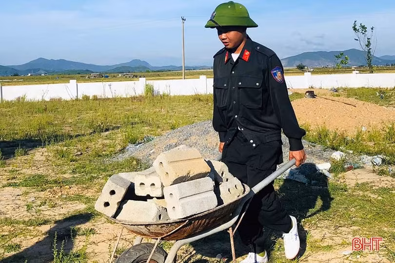 Tiểu đoàn 2 Cảnh sát cơ động giúp người dân xây dựng NTM, đô thị văn minh