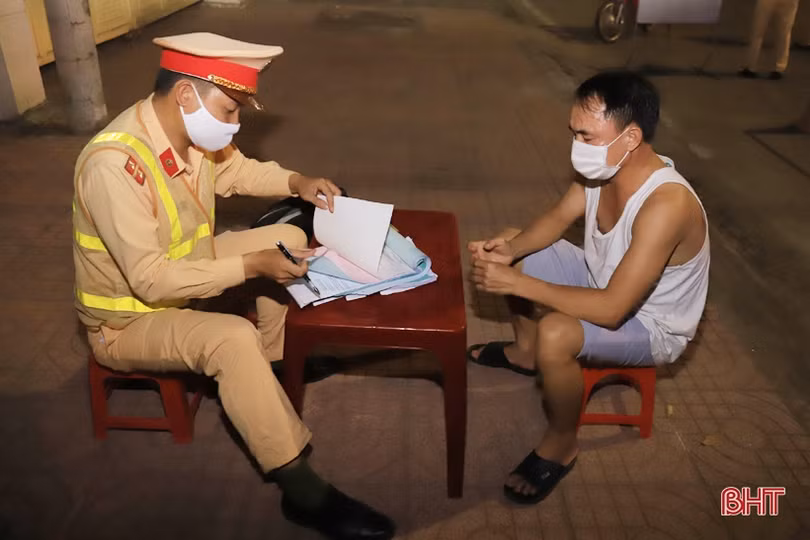 Công an Hương Sơn ra quân xử phạt vi phạm an toàn giao thông