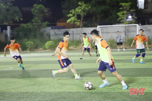 8 đội bóng đá nam tranh cúp Hào Quang 2022