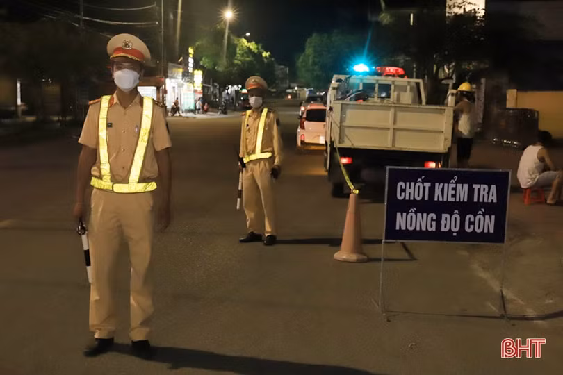 Công an Hương Sơn ra quân xử phạt vi phạm an toàn giao thông