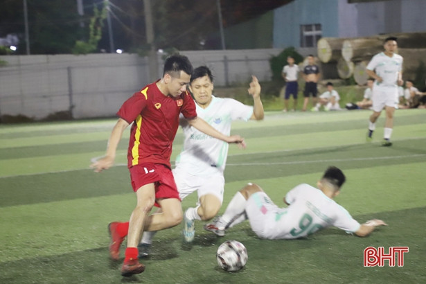 8 đội bóng đá nam tranh cúp Hào Quang 2022