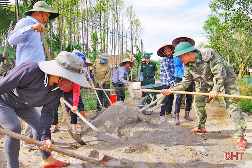 40 chiến sỹ quân hàm xanh “3 cùng” với người dân thôn biên giới Hà Tĩnh xây dựng nông thôn mới