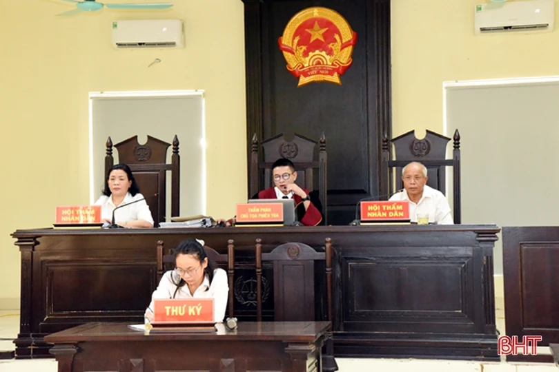 Buôn bán pháo nổ, 3 thanh niên lĩnh 37 tháng tù