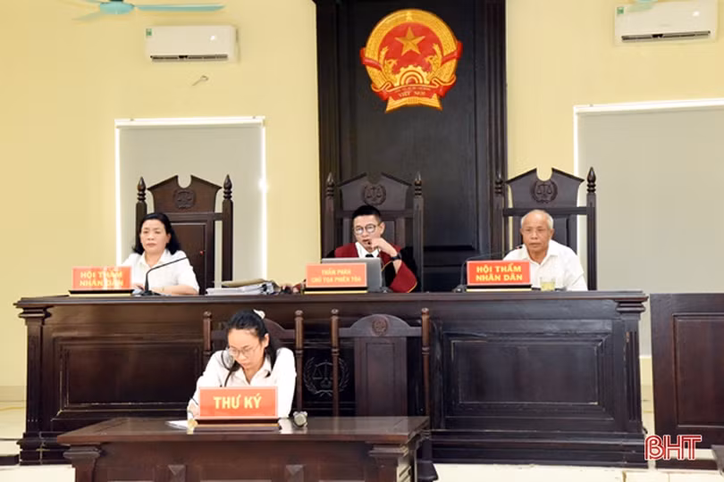 Buôn bán pháo nổ, 3 thanh niên lĩnh 37 tháng tù