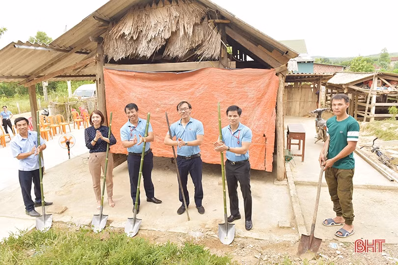 Agribank Hà Tĩnh II hỗ trợ xây nhà tình nghĩa, trao máy tính ở Hương Khê