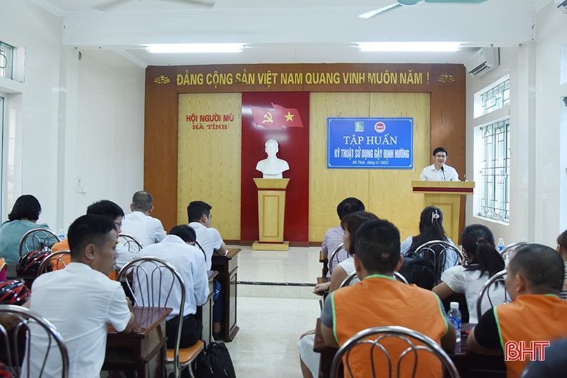 Trang bị kỹ năng sử dụng gậy định hướng cho người mù 5 tỉnh khu vực miền Trung