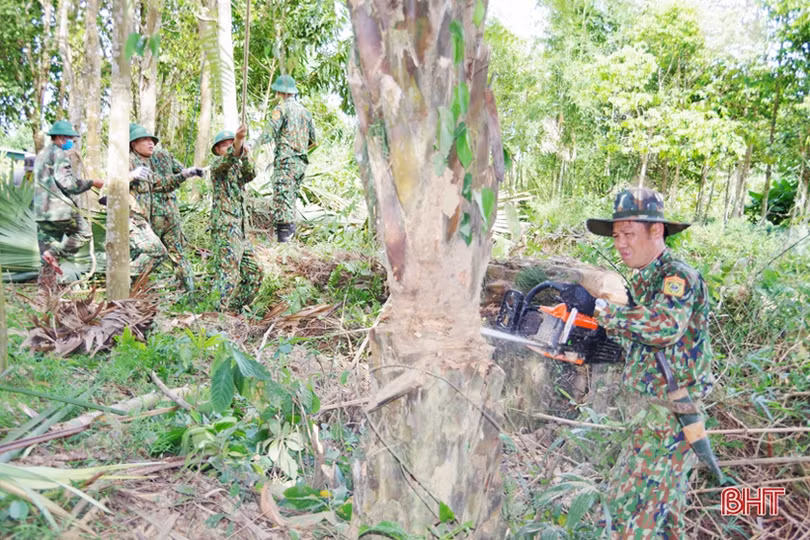 40 chiến sỹ quân hàm xanh “3 cùng” với người dân thôn biên giới Hà Tĩnh xây dựng nông thôn mới