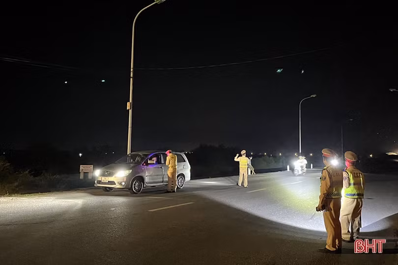 Công an Hà Tĩnh xử lý nghiêm lái xe vi phạm nồng độ cồn