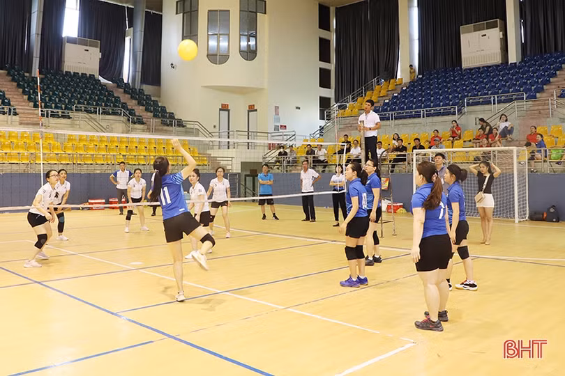 16 đội thi đấu tham gia Giải Bóng chuyền Khối Kinh tế - Kỹ thuật Hà Tĩnh năm 2022