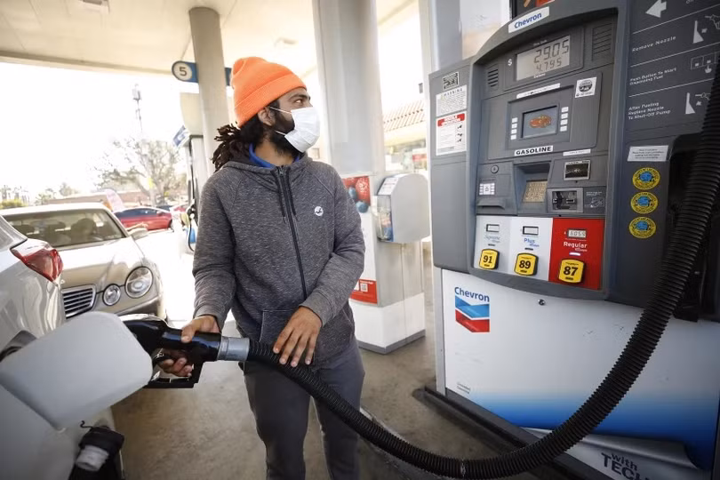 Nửa năm toàn cầu chống chọi “bão giá” xăng dầu