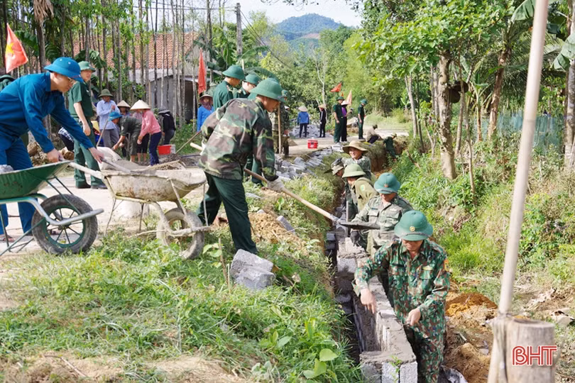40 chiến sỹ quân hàm xanh “3 cùng” với người dân thôn biên giới Hà Tĩnh xây dựng nông thôn mới