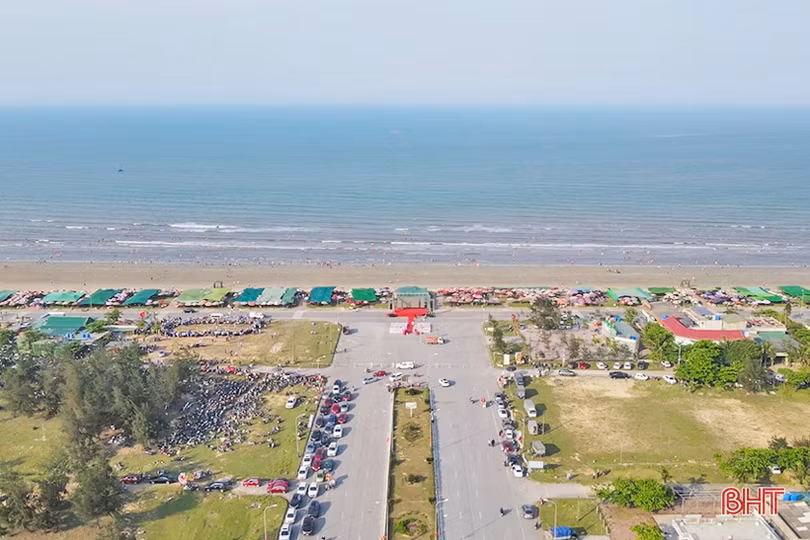 Biển Lộc Hà đón gần 5.000 lượt du khách mỗi ngày