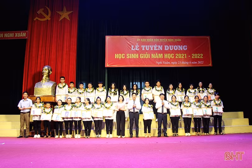 Nghi Xuân tuyên dương 191 học sinh giỏi năm học 2021 - 2022