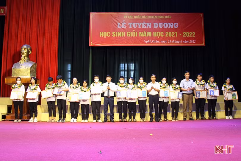 Nghi Xuân tuyên dương 191 học sinh giỏi năm học 2021 - 2022