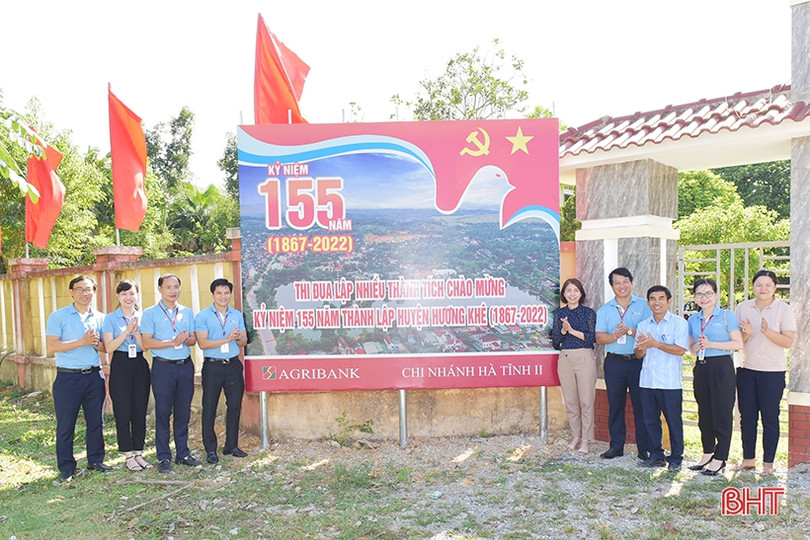 Agribank Hà Tĩnh II hỗ trợ xây nhà tình nghĩa, trao máy tính ở Hương Khê