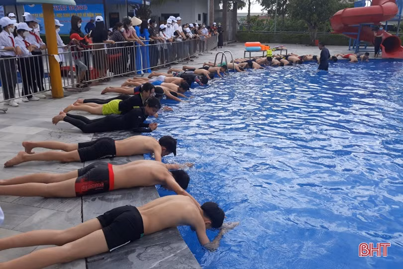 Huyện Hương Sơn nỗ lực phổ cập bơi cho học sinh dịp hè
