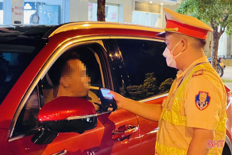 Công an TP Hà Tĩnh “mạnh tay” xử lý lái xe vi phạm nồng độ cồn ảnh 2 Công an TP Hà Tĩnh “mạnh tay” xử lý lái xe vi phạm nồng độ cồn