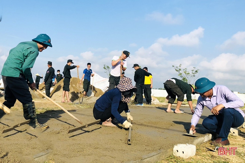 Tiểu đoàn 2 Cảnh sát cơ động giúp người dân xây dựng NTM, đô thị văn minh