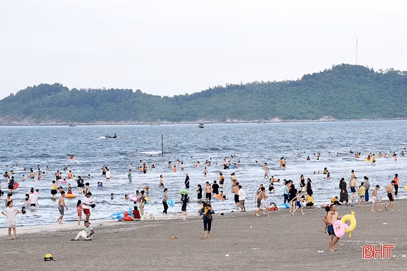 Biển Lộc Hà đón gần 5.000 lượt du khách mỗi ngày
