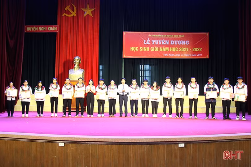 Nghi Xuân tuyên dương 191 học sinh giỏi năm học 2021 - 2022