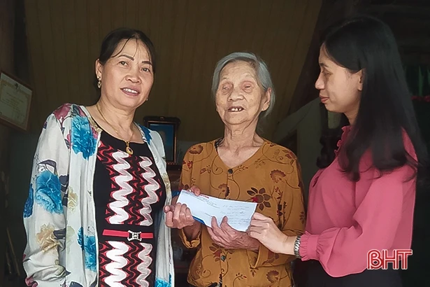 Hội Phụ nữ Hà Tĩnh ở CHLB Đức tặng quà cho 25 hoàn cảnh đặc biệt khó khăn