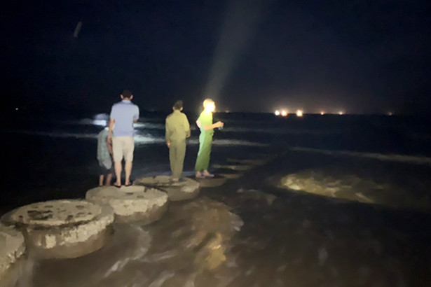 Tìm thấy thi thể nam sinh bị sóng biển cuốn trôi ở Nghi Xuân