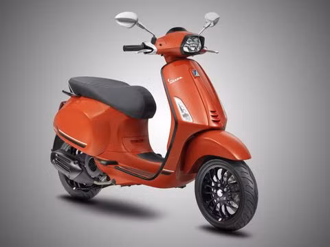 Vespa Sprint và Vespa Primavera “khoác áo mới” sống động đón hè 2022